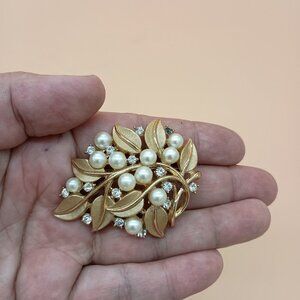 Vintage Trifari Brooch Gold Tone Leaf Motif Faux Pearl Rhinestone Signed *READ*